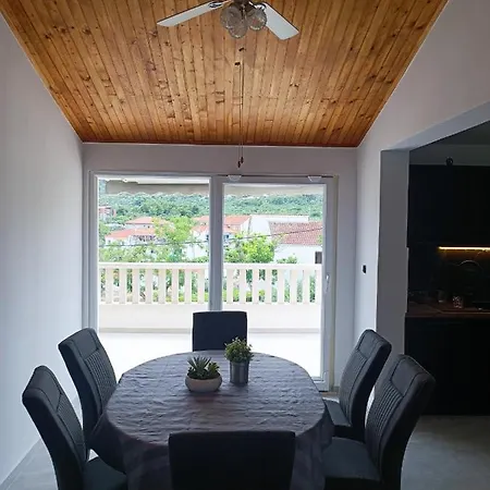 Lucy Apartment *